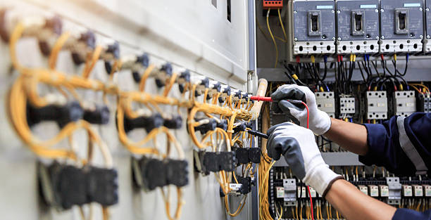 Professional Electrician technician working in Round Lake Park, IL